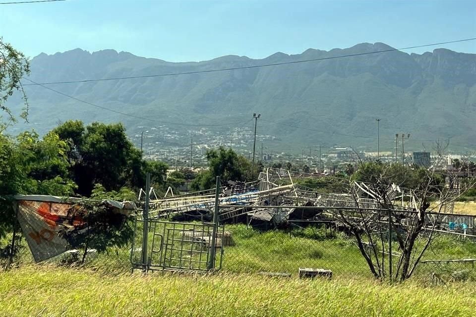 Las estructuras metálicas permanecen en el campo de beisbol El Obispo.