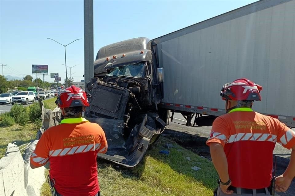 El vehículo de carga presuntamente tuvo una falla mecánica y se frenó de repente.