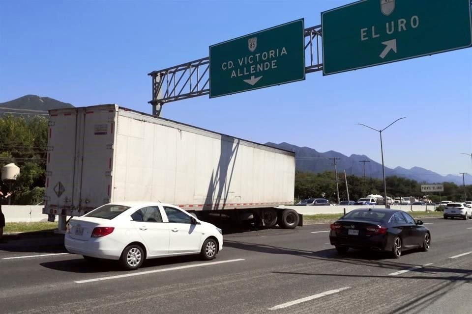 El hecho se reportó cerca de las 13:20 horas, en la Carretera Nacional, frente a la plaza Omnia, en el Uro, al sur de Monterrey.