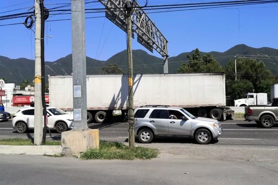 El conductor del tráiler, un hombre de entre 45 y 50 años, resultó lesionado y fue trasladado a un hospital.