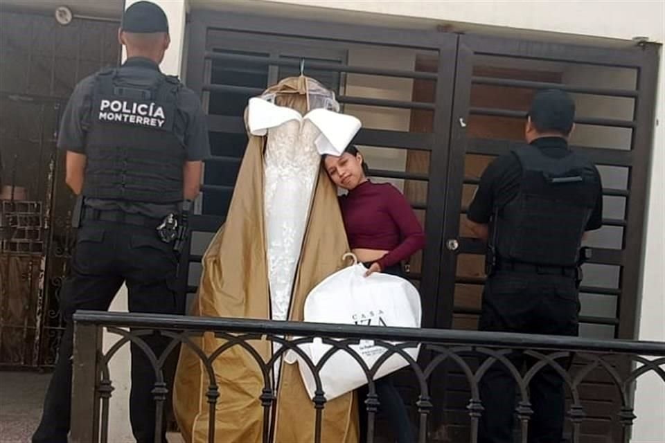 Tras denunciar el robo de su vestido de novia en una plaza comercial, mujer recupera la prenda por una persona que la halló en una bolsa.