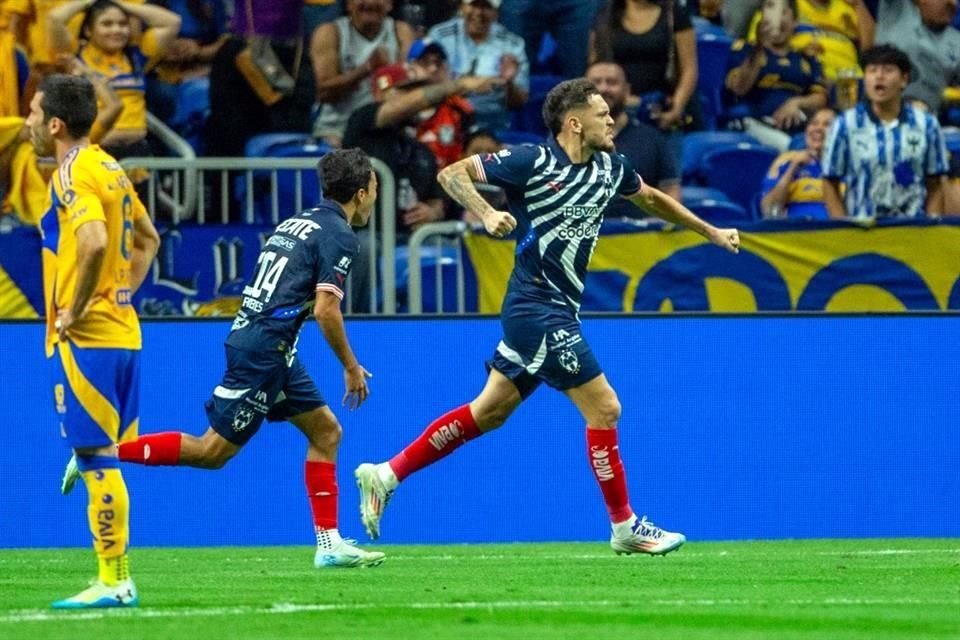 El argentino Ocampos se estrenó en un Clásico Regio.