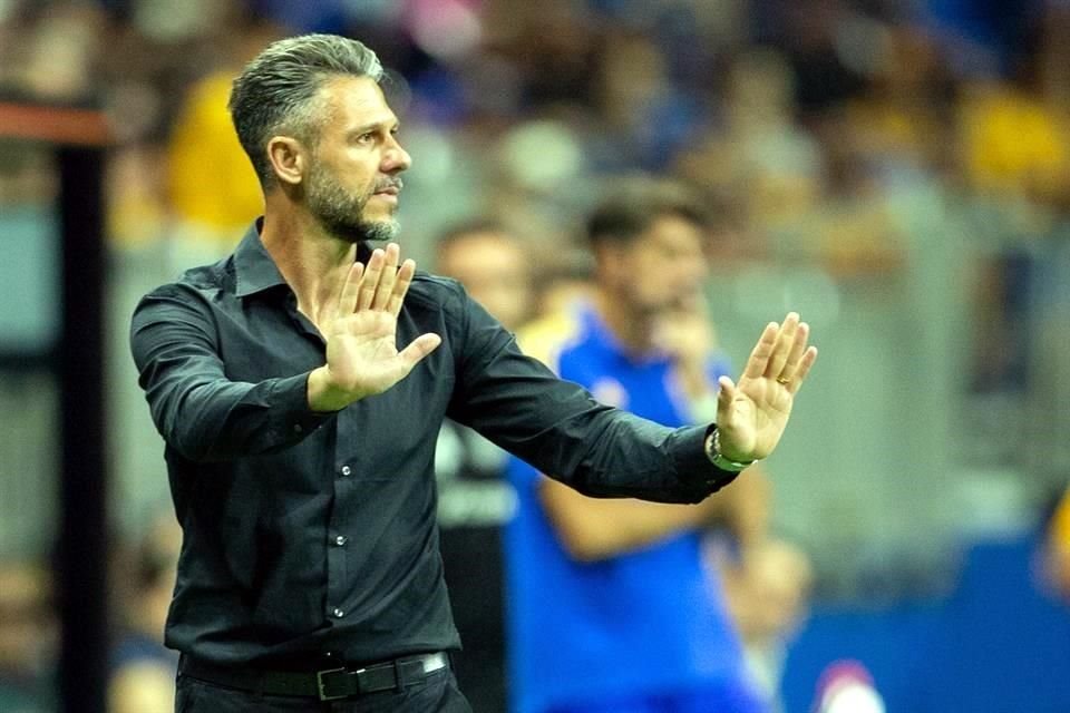 Martín Demichelis pide calma a sus jugadores.