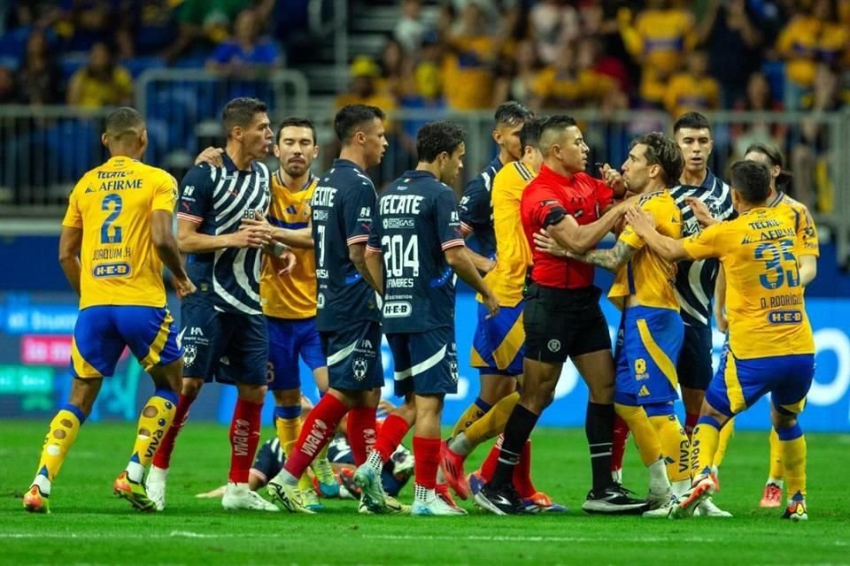 Como sucede cuando pierden, los Tigres terminaron calientitos.