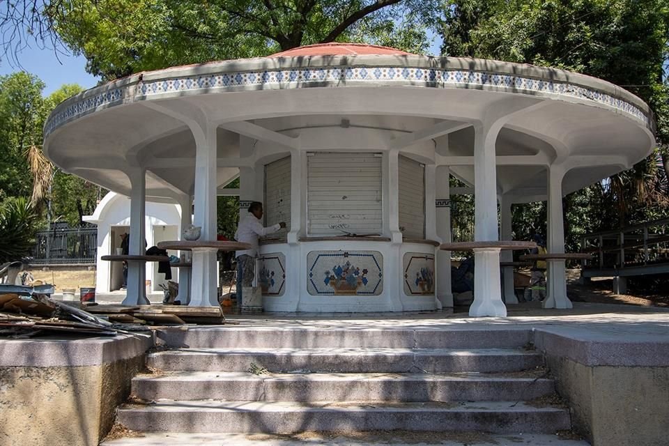 A unos metros de Paseo de la Reforma, el quiosco con unos sanitarios permaneció en desuso y durante años acumuló desechos.