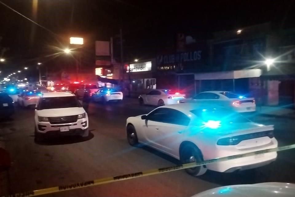 Decenas de patrullas custodian la zona donde se registró el ataque, en Apodaca.