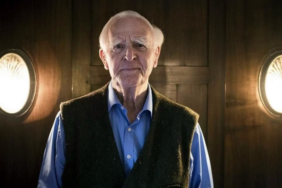 Un ex biógrafo del afamado escritor John le Carré reveló que el autor solía engañar a su primera esposa con 'todas las niñeras' que tuvieron.