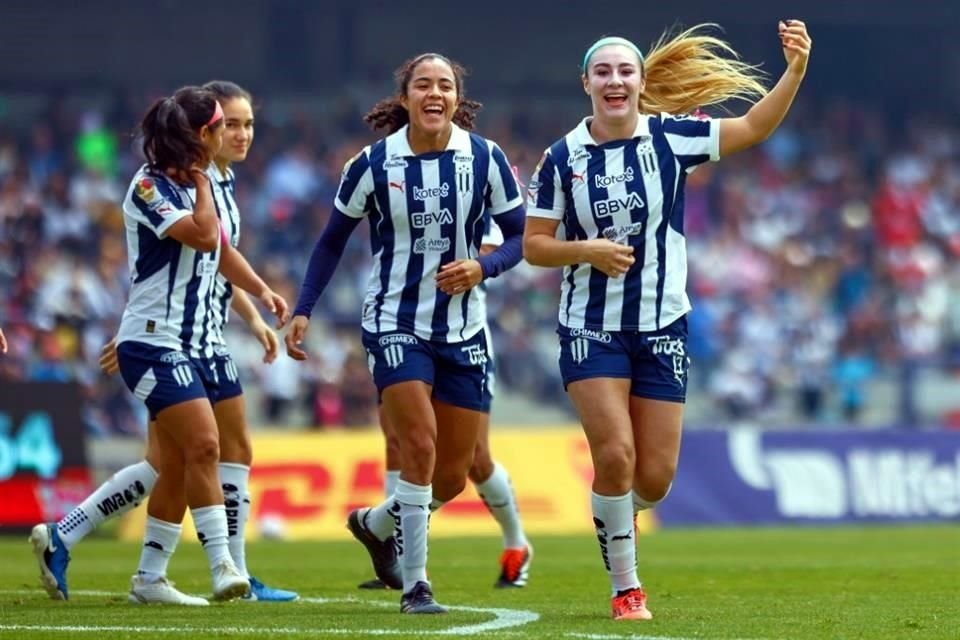 Karol Bernal celebra su gol, que puso a Rayadas arriba en el marcador.