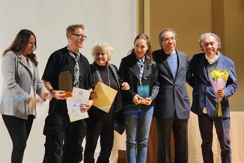 Los diseñadores Cristina Pineda y Ricardo Covalin fueron galardonados por la organización Premio Nacional de Diseño y la UNESCO.