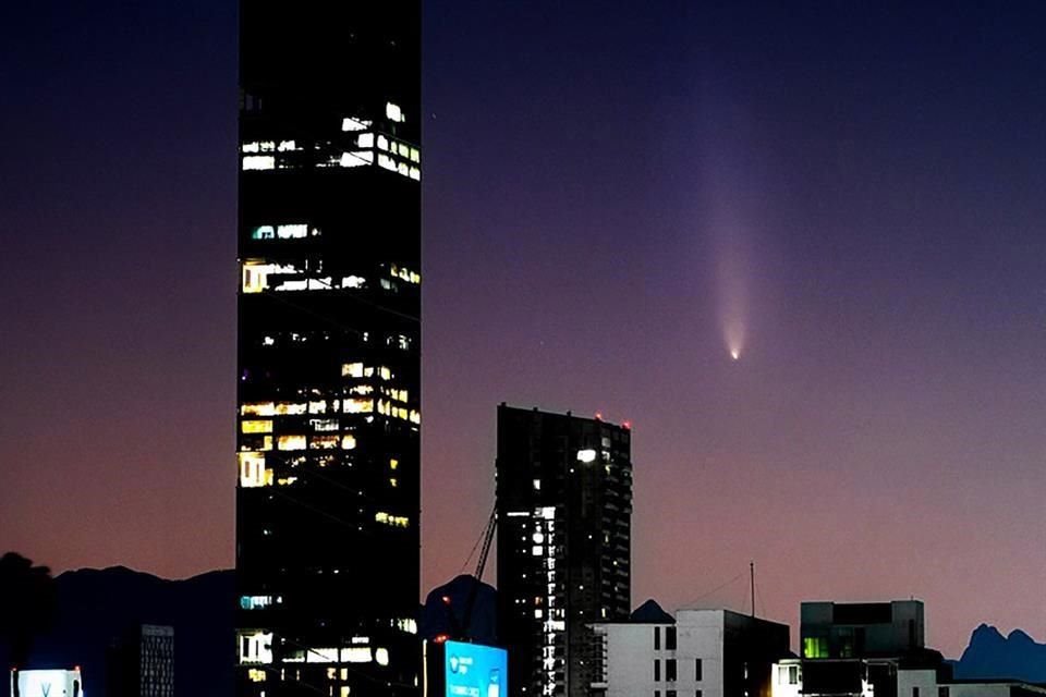 'El cometa del siglo', brilla en los cielos de Monterrey y será visible hasta el lunes.