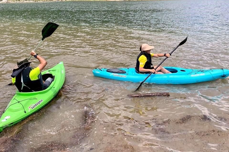 Vecinos y paseantes de Laguna de Sánchez ahora rentan kayaks los fines de semana.