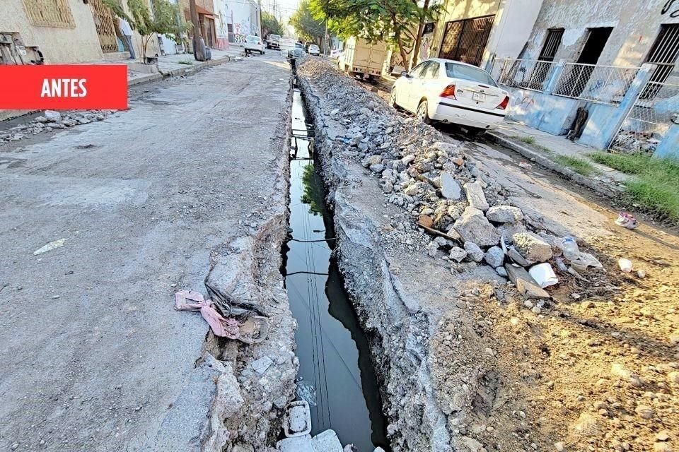 Aunque personal de AyD rellenó con arena la zanja de la calle Pedro Noriega, la fuga de aguas negras continúa, provocando malestar en los vecinos de la Colonia Terminal.