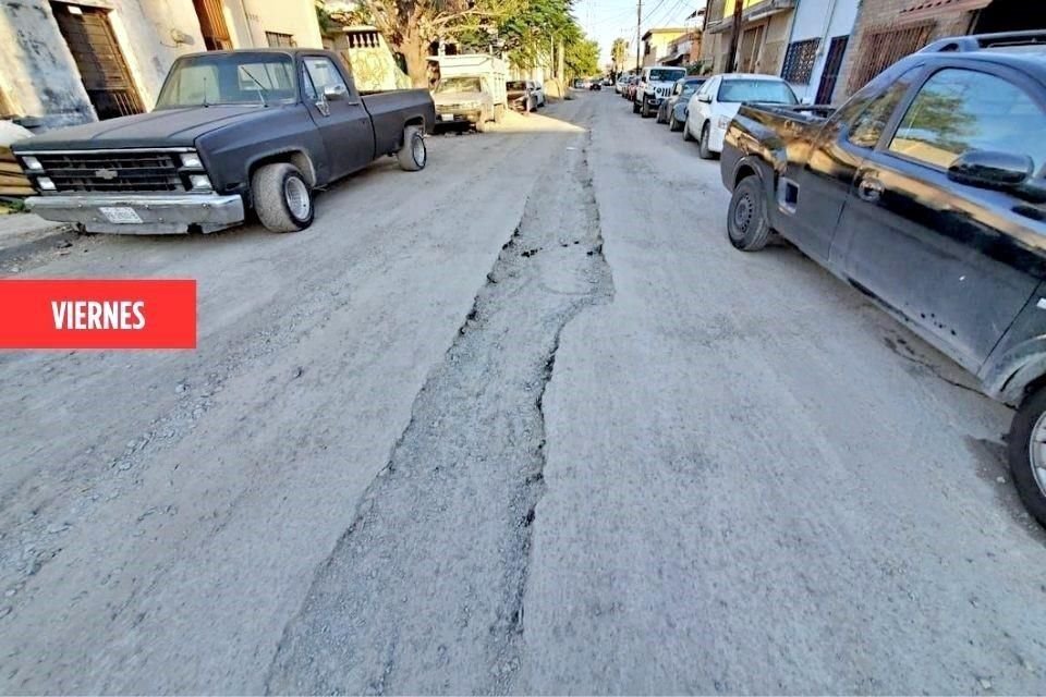 Aunque personal de AyD rellenó con arena la zanja de la calle Pedro Noriega, la fuga de aguas negras continúa, provocando malestar en los vecinos de la Colonia Terminal.