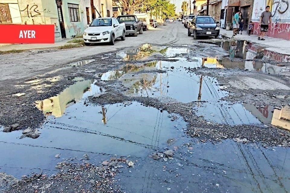 Aunque personal de AyD rellenó con arena la zanja de la calle Pedro Noriega, la fuga de aguas negras continúa, provocando malestar en los vecinos de la Colonia Terminal.