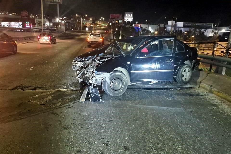 El percance fue reportado a la 01:00 horas sobre el puente de las avenidas Díaz Ordaz y Movimiento Obrero, en La Fama.