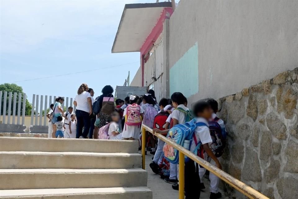 CETEG consideró inadecuado que autoridades educativas ordenaran regreso a clases en Acapulco pese a desabasto de agua y daños en planteles.