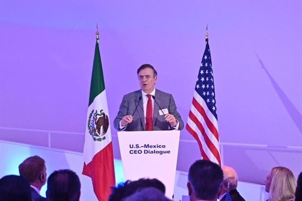 El Secretario de Economía, Marcelo Ebrard, defendió la reforma judicial ante inversionistas de México y EU que se reúnen en el CEO Dialogue.