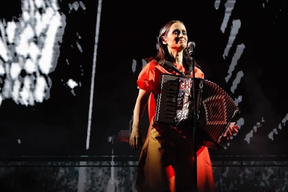 Julieta Venegas es cantautora y ganadora de ocho premios Latin Grammy.