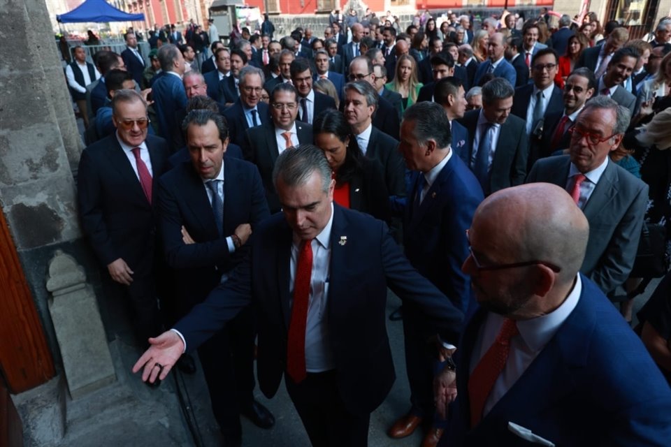 Empresarios al entrar a Palacio Nacional por la puerta 3 de la calle de Moneda.