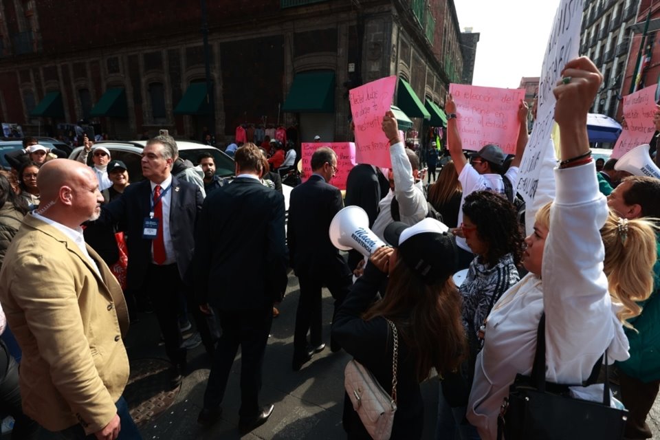 Una protesta se registró mientras empresarios ingresaban a Palacio Nacional.