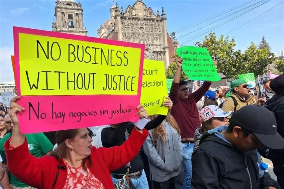 Los manifestantes llevaron algunas pancartas en inglés. 'No business without justice (no hay negocios sin justicia)', decía una de ellas.