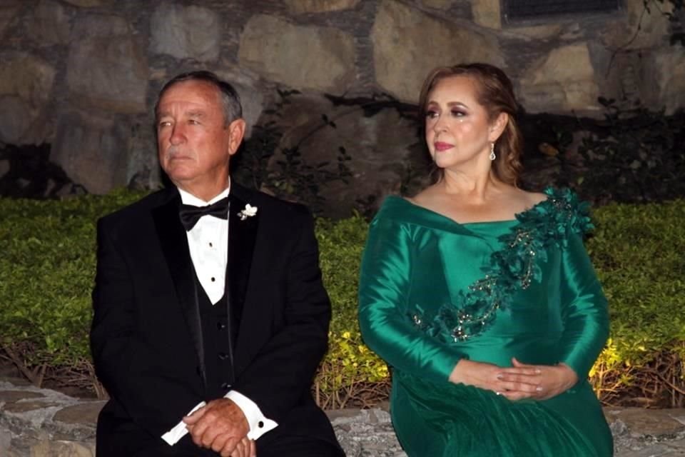 PAPÁS DE LA NOVIA:  Jorge Leos Rivera y Carolina Rivera de Leos