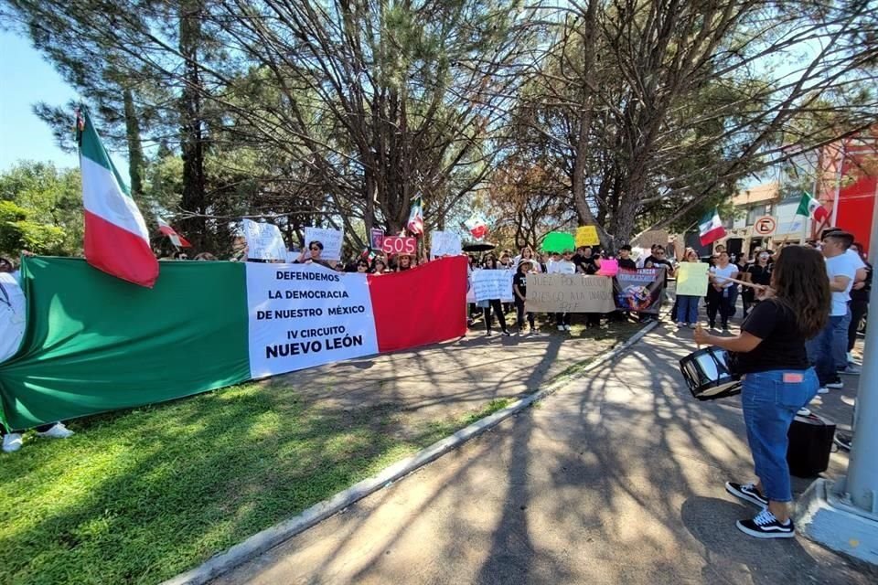 Un grupo de trabajadores del Poder Judicial de la Federación se reunió afuera de Value Casa de Bolsa, en San Pedro.