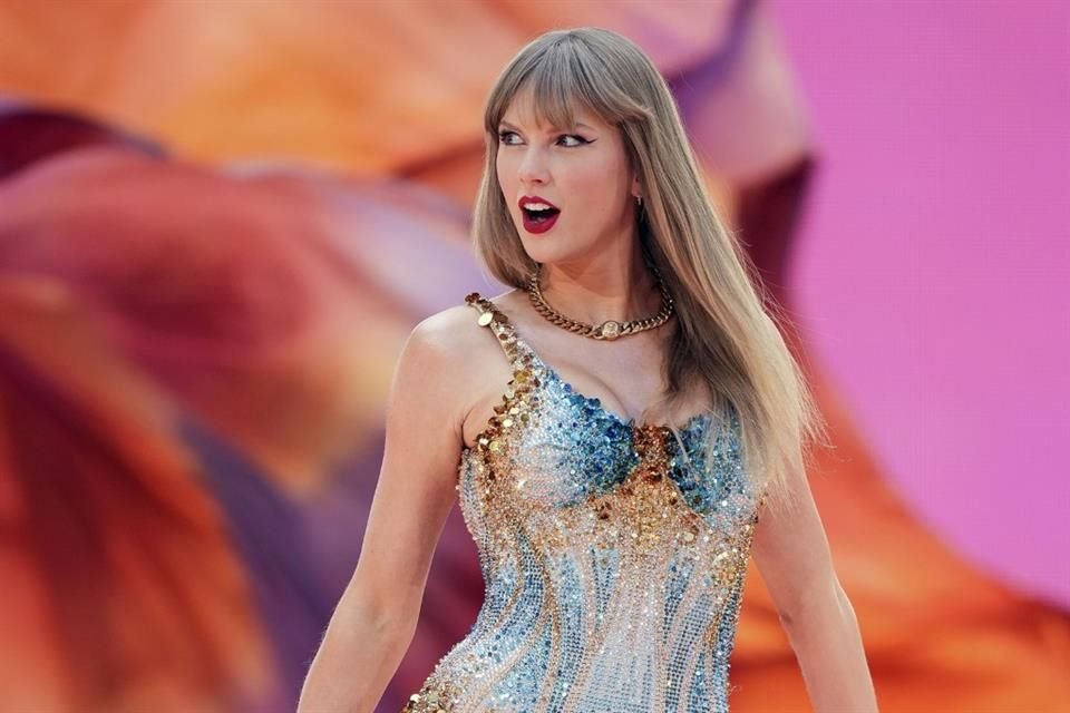 Taylor Swift lanzará un libro con fotos inéditas y reflexiones de su 'The Eras Tour', junto a edición física de 'The Tortured Poets Dept'.