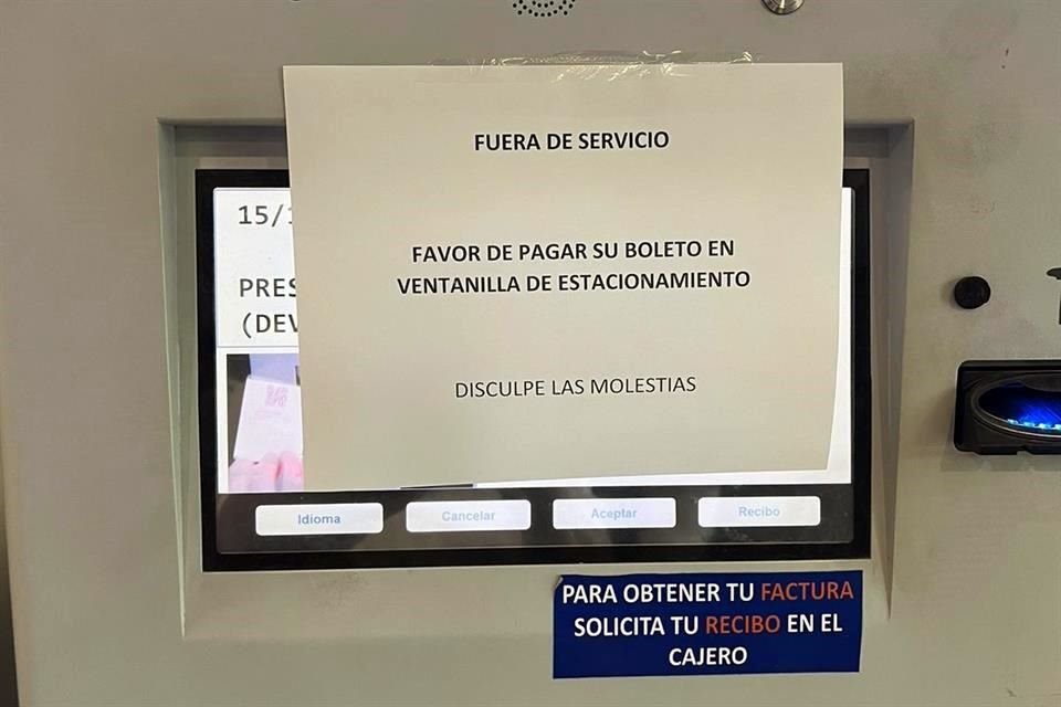 obre las máquinas de pago en las terminales A, B y C se colocaron avisos de que los aparatos estaban fuera de servicio