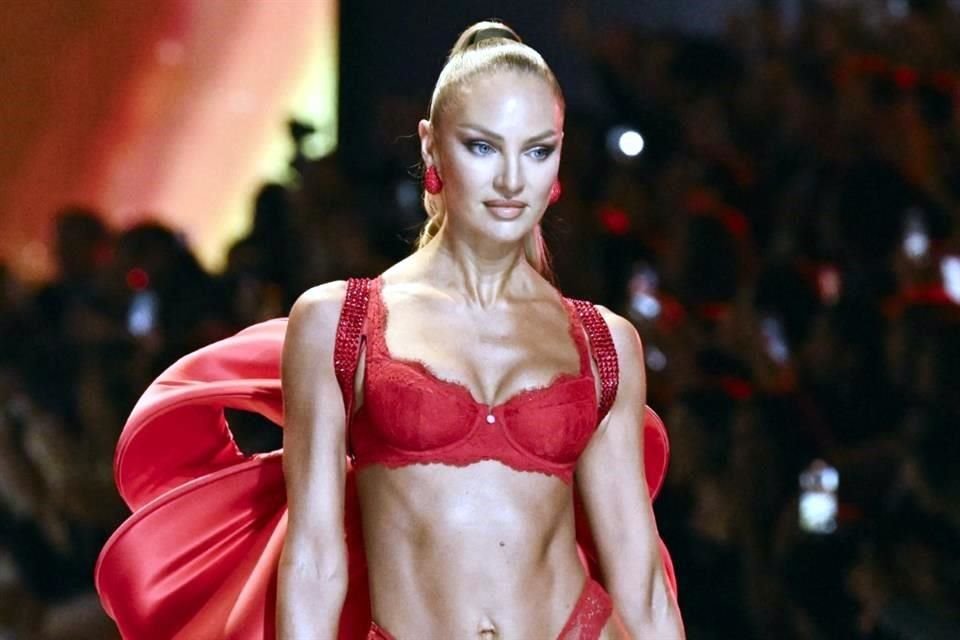 Candice Swanepoel impresionó a todos con su presencia en la pasarela.