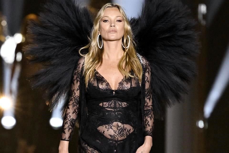 La top model británica Kate Moss, de 50 años, regresó triunfalmente luciendo una combinación en encaje negro, en una noche en la que también caminó su hija Lila, de 22.