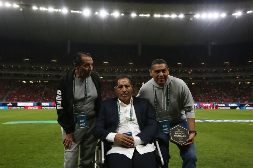 Previo al juego, Benjamín Galindo, Isidoro Díaz y Ramón Morales recibieron un homenaje.