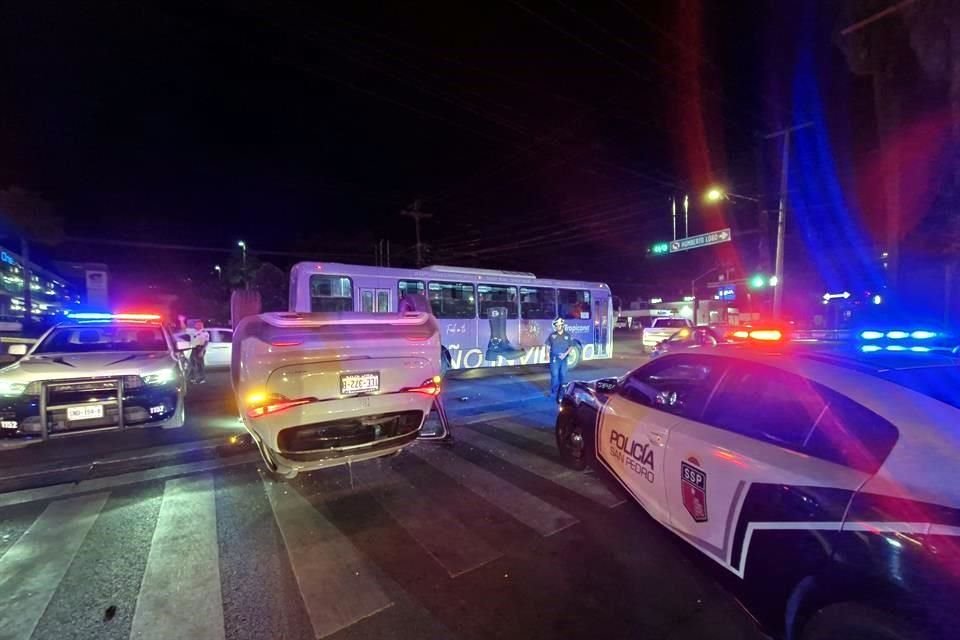 Una mujer termina con su camioneta volcada luego de dar una vuelta prohibida en la Colonia del Valle y chocar contra dos vehículos.