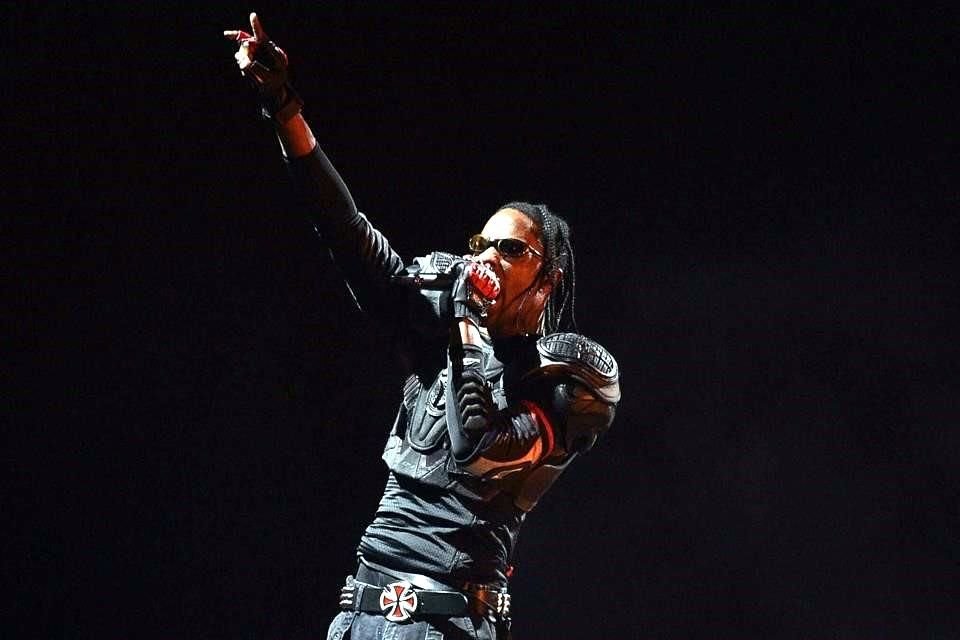 El cantautor Travis Scott aceptó el premio a la trayectoria 'I Am Hip Hop', presentado por la actriz y cantante Teyana Taylor.