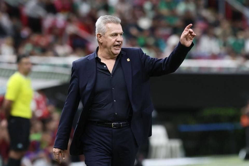 Javier Aguirre fue amonestado en el primer tiempo luego de un reclamo.