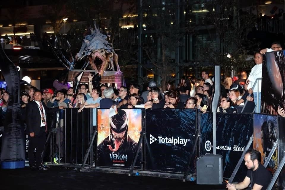 Cientos de fans se reunieron en el centro comercial para ver a Hardy y al equipo de la tercera cinta de Venom.