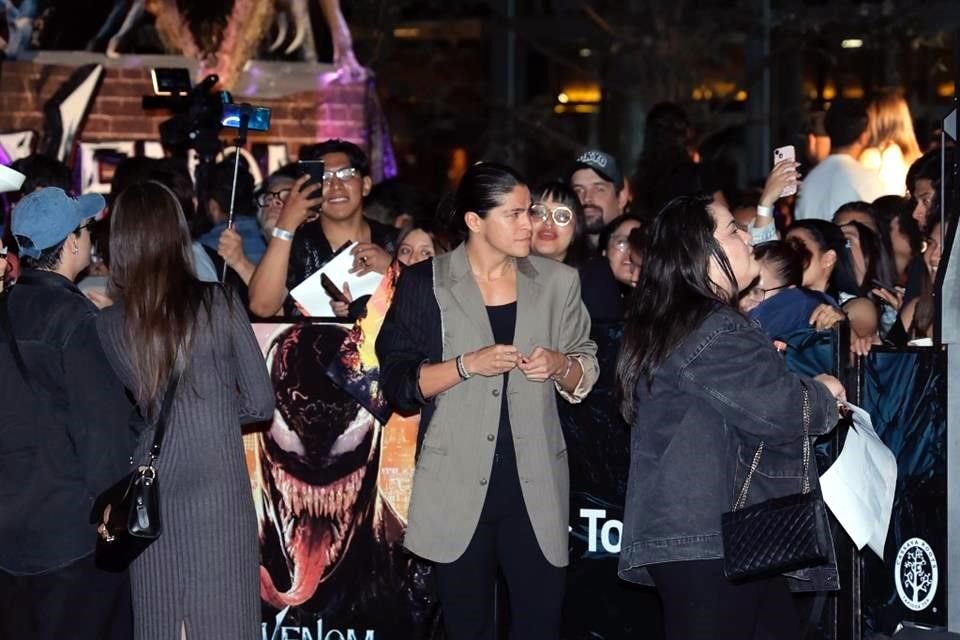 Cristo repartió autógrafos en el estreno.