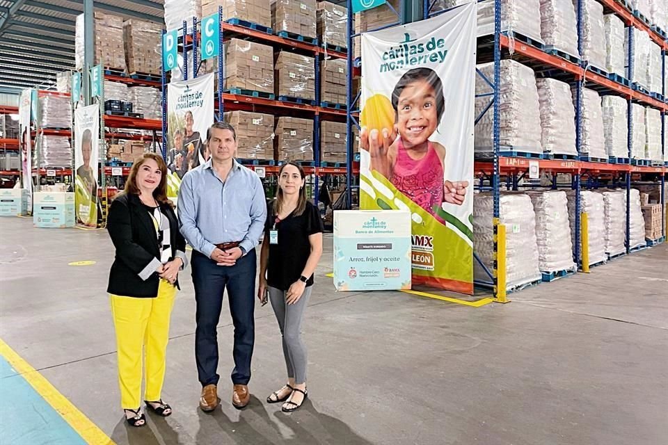 Blanca C. Castillo, directora de Ingresos, Hambre Cero y Proyectos Especiales de Cáritas; Enrique Gómez Junco, patrono del Banco de Alimentos de Cáritas, y Sandra Elizondo, titular de Comunicación