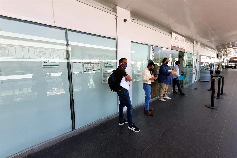 Este lunes, la fila de personas que sacaron su cita por internet no llega ni a 10 personas, incluso, por momentos llega a ser de apenas cuatro.