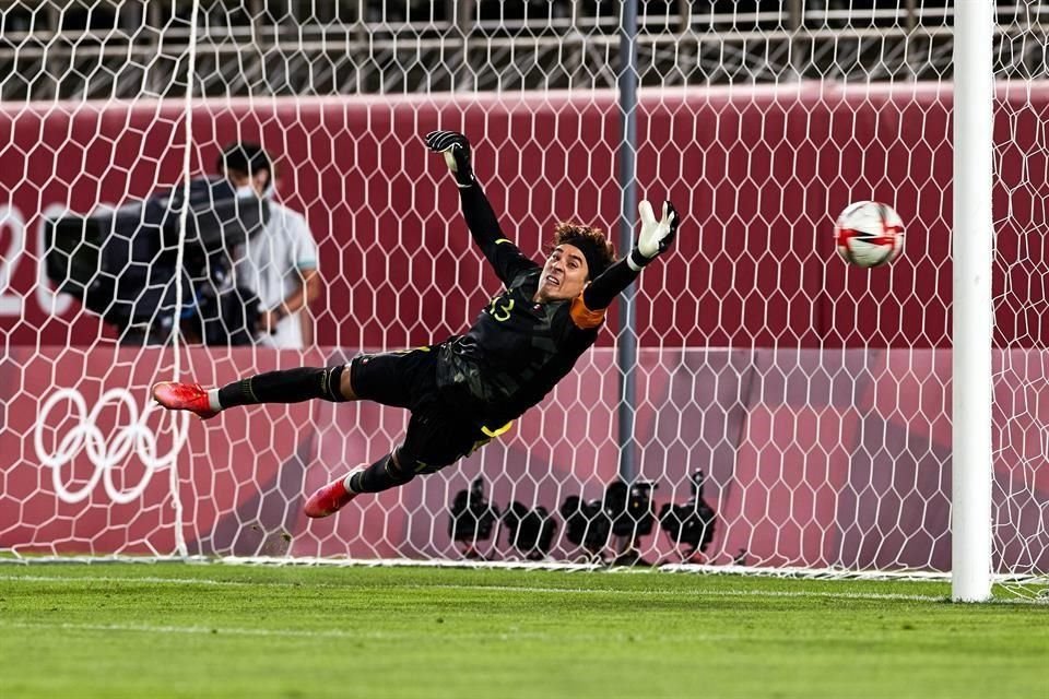 Guillermo Ochoa no pudo detener ningún penal a pesar de adivinar todas las trayectorias.