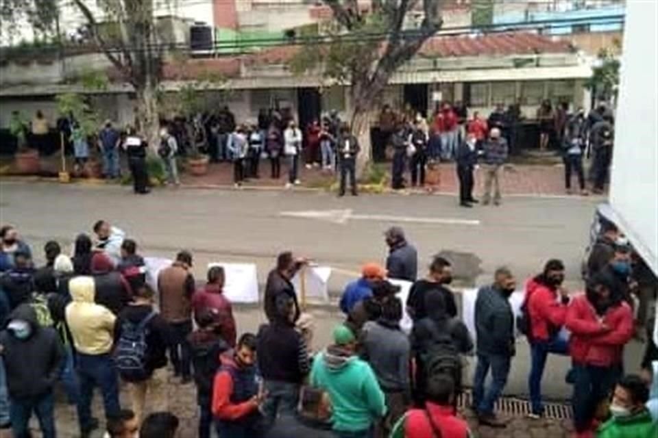 Esta tarde, tras una reunión con personal de recursos humanos, ambas partes acordaron el pago de la liquidación y los ex trabajadores retiraron el plantón.