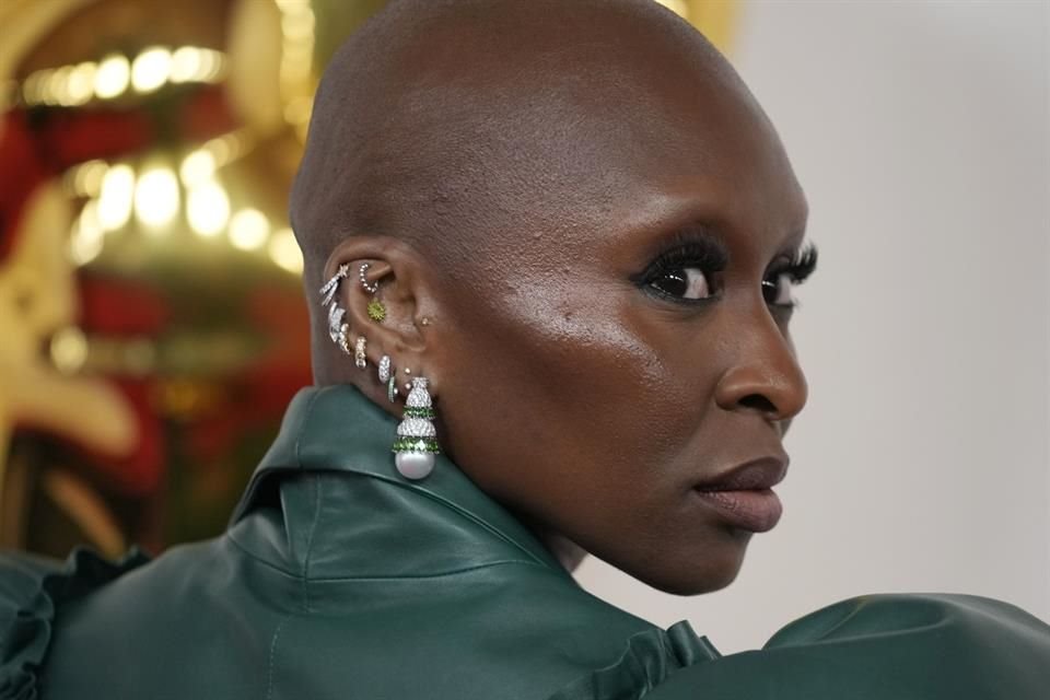 La actriz Cynthia Erivo criticó un póster editado de 'Wicked', llamándolo ofensivo y degradante por ocultar su rostro y ojos.