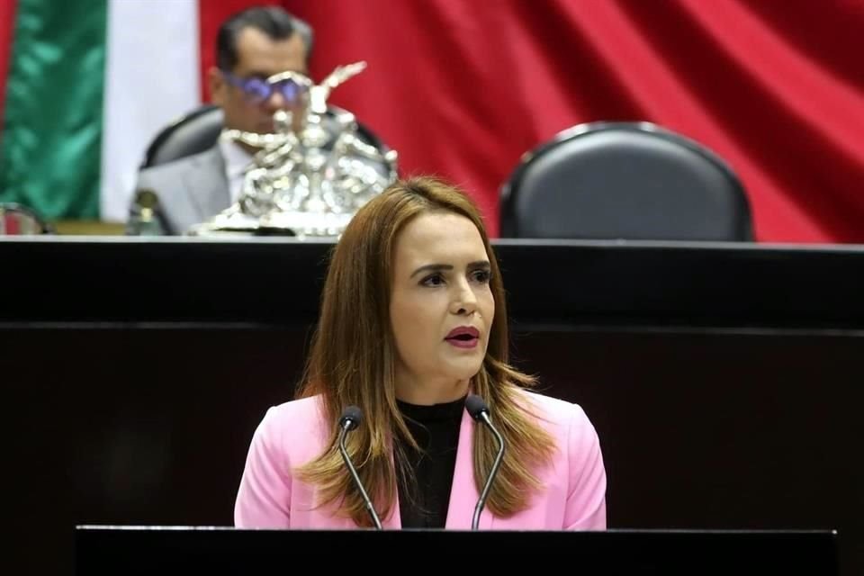 Clara Luz Flores pidió licencia como Diputada federal.