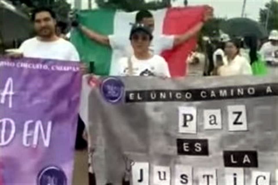 Trabajadores de Chiapas muestran pancartas durante protestas contra reforma judicial