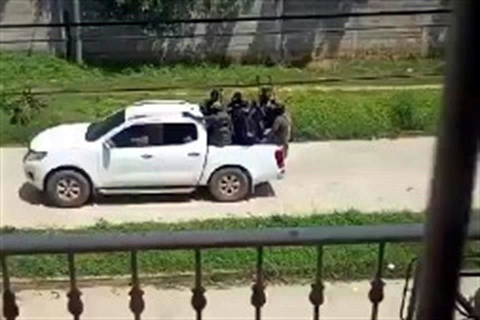 Civiles fueron captados con armas largas a bordo de una camioneta en la cabecera municipal de Ayutla.