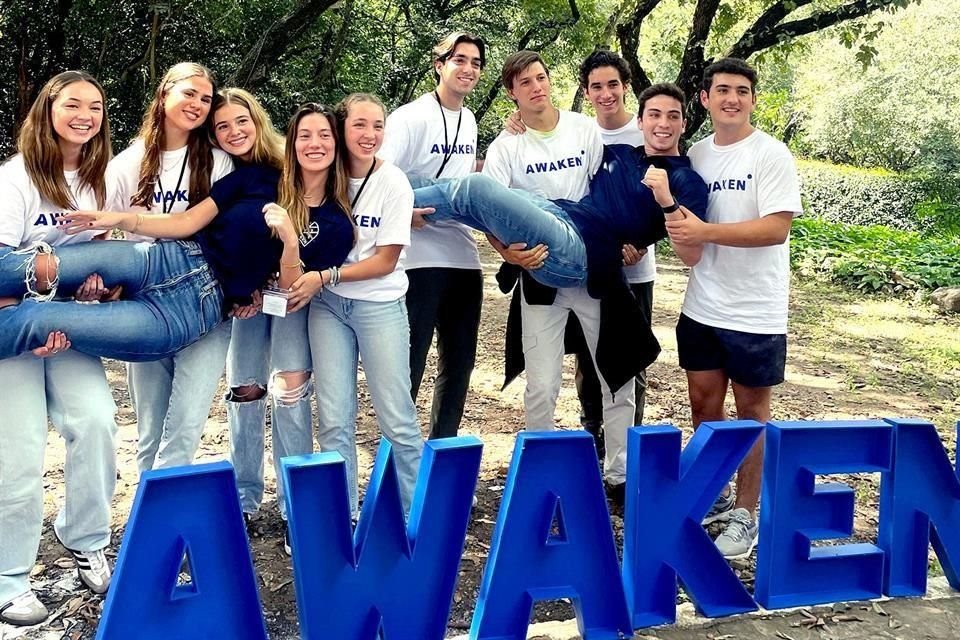 Valeria Ibarra, Natalia Dieck, Regina Sandoval, Mariana Camps, Carlos Villanueva, Alvaro García, Pablo Quintanilla y Juan Pablo Romero. Cargados: María Páez y Marcelo Cantú