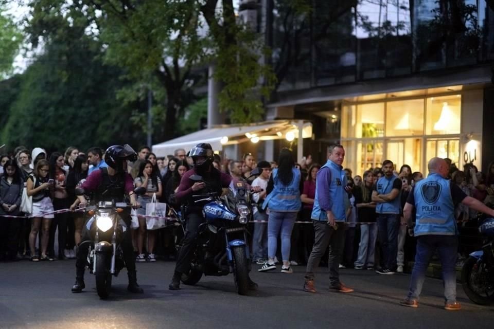 Desde que estalló la noticia, cientos de fans argentinos arribaron al hotel, por lo que la policía tuvo que acordonar el área,