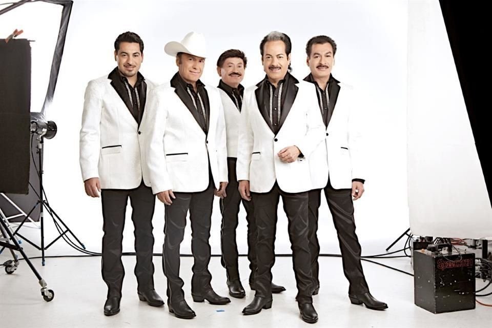 Fieles a su estandarte migrante, Los Tigres del Norte sintieron la necesidad de sumarse a la campaña para que ejercer el voto de manera informada.