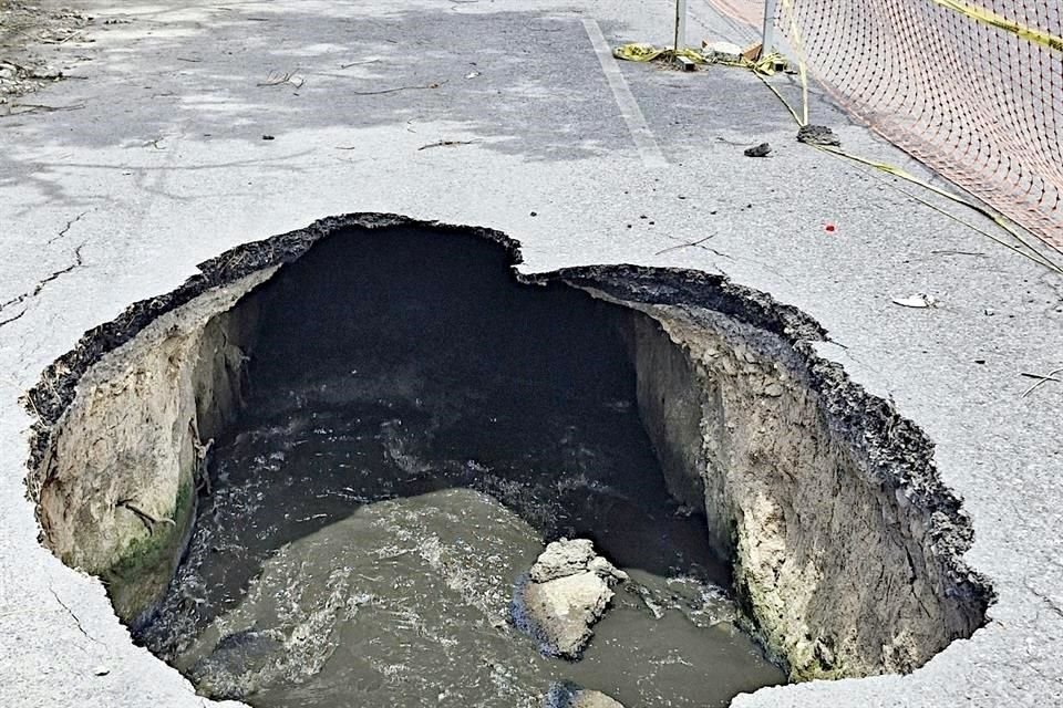 El socavón se ubica en la Avenida Lerdo de Tejada, a la altura de la Colonia Residencial Tabachines, y en su interior se observa una fuerte corriente de drenaje sanitario.