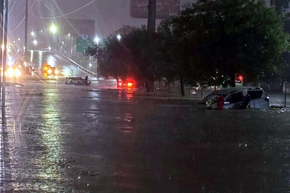 Vehículos quedaron varados en la Avenida Rangel Frías y Lincoln.